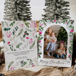 Frohe Weihnachten Hellrosa Grüne Foto<br><div class="desc">Diese Kollektion besticht durch leuchtend rosa Aquarellen,  Beeren und Wintergrün mit moderner und eleganter Typografie,  die im Winter mit botanischen Mustern geschmückt ist.</div>