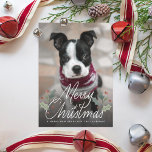 Frohe Weihnachten Holly Hand Lettering Foto<br><div class="desc">Nostalgischer Vintager Stil mit handgeschriebenen "fröhlichen Weihnachten" über blumigem Foto; auf Wunsch weitere Fotos auf die Rückseite.</div>