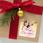 Frohe Weihnachten im Red Script Holiday Foto Quadratischer Aufkleber<br><div class="desc">Frohe Weihnachts-Foto-Aufkleber sind mit einem modernen Rot-Skript-Design-Overlay mit Beerenbranchen und einem individuellen Foto-Aufkleber ausgestattet,  den Sie personalisieren können.</div>