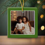 Frohe Weihnachten mit 1 Foto - grüner Single Seite Keramikornament<br><div class="desc">Fügen Sie dieser niedlichen Urlaubsillustrierung ein Bild hinzu - perfekt für die kleinen Gäste. Ein einfaches und modernes Foto,  um eine unvergessliche Wrap unter Ihrem Baum zu machen. Ein moderner minimaler Skript-Schriftart mit einem Platz zum Hochladen von 1 quadratischem Foto.</div>