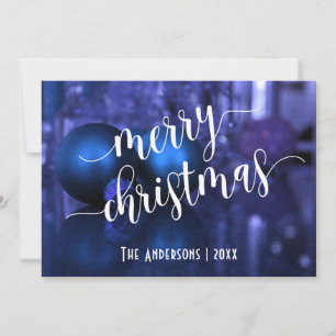 Frohe Weihnachten mit blauen und violetten Glasbäl