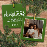 Frohe Weihnachten mit einem Platz Foto - grün Keramikornament<br><div class="desc">Fügen Sie dieser niedlichen Urlaubsillustrierung ein Bild hinzu - perfekt für die kleinen Gäste. Ein einfaches und modernes Foto,  um eine unvergessliche Wrap unter Ihrem Baum zu machen. Ein moderner minimaler Skript-Schriftart mit einem Platz zum Hochladen von 1 quadratischem Foto.</div>