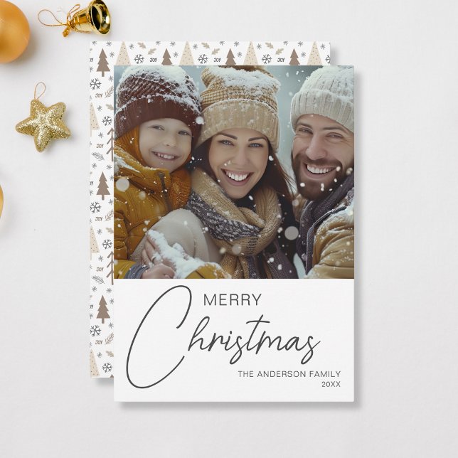 Frohe Weihnachten Moderne Script Familie Foto (Merry Christmas Modern Script Family Photo Holiday Card by MINTIC DESIGN STUDIO)