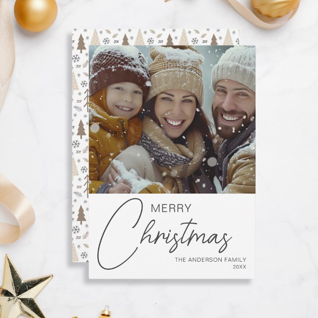 Frohe Weihnachten Moderne Script Familie Foto (Merry Christmas Modern Script Family Photo Holiday Card by MINTIC DESIGN STUDIO)