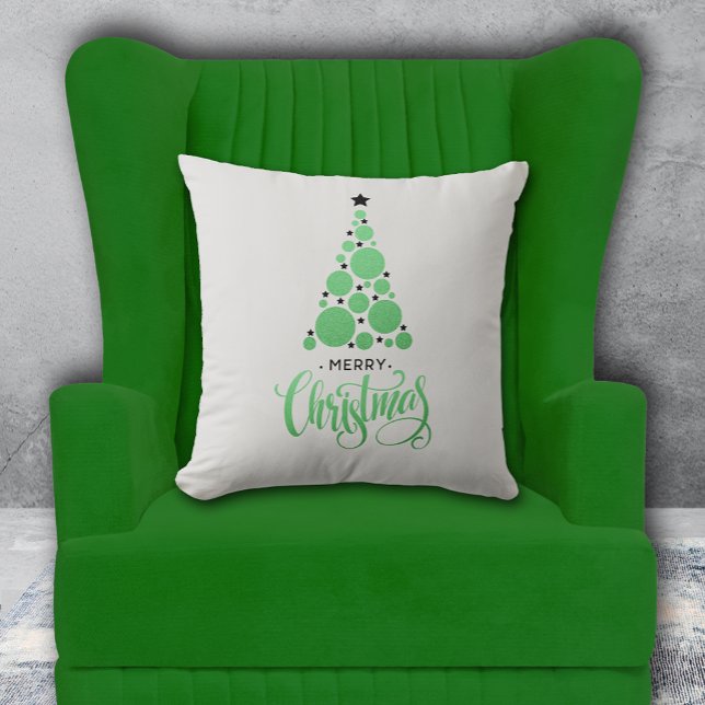 Frohe Weihnachten Moderner Grüne Bäume Urlaub Kissen (PIllow with Merry Christmas and modern green Christmas tree on pale gray background. Choose size. )