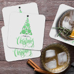 Frohe Weihnachten Moderner Grüne Bäume Urlaub Rechteckiger Pappuntersetzer<br><div class="desc">Der Weihnachtsbaum mit grünen Kugeln und schwarzen Sternen und die Gruß MERRY CHRISTMAS sind auf einem hellgrauen Hintergrund zu sehen ist auf diesen schweren Untersetzer. PASSENDE Artikel in unserer Sammlung.</div>