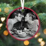 Frohe Weihnachten | Modernes Minimalistisches stil Ornament Aus Metall<br><div class="desc">Einfache, stilvolle "Frohe Weihnachten" Foto-Ornament in tiefroter moderner minimalistischer Typografie und komplementär "mit Liebe" im passenden Stil. Ihr Name und Ihr Foto können leicht für ein einzigartiges Geschenk mit einer persönlichen Touch personalisiert werden! Die Karte zeigt ein Beispiel für ein niedliches Paar, das an einem Holztisch mit Äpfeln, Bier, Email-Tasse...</div>