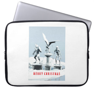 Frohe Weihnachten. Monster-Eisskulpturen Laptopschutzhülle