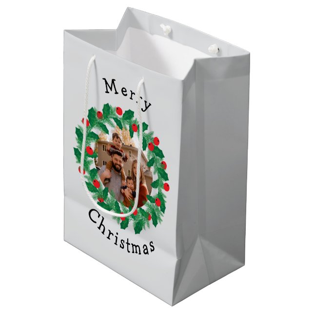 Frohe Weihnachten personalisiertes Foto Mittlere Geschenktüte (Vorderseite Schrägansicht)