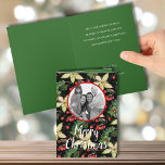 Frohe Weihnachten Poinsettias Faltded Holiday Foto Karte<br><div class="desc">Auf diesen gefalteten Weihnachtsgrüßkarten finden Sie Ihr Lieblingssti auf weißem Poinsettias,  Blätter und Beeren auf schwarzem Hintergrund. *TIPP: Crop your Foto to a quadratisch bevor du hochgeladen wirst um die beste Platzierung zu erhalten. PASSENDE Artikel in unserem Geschäft.</div>