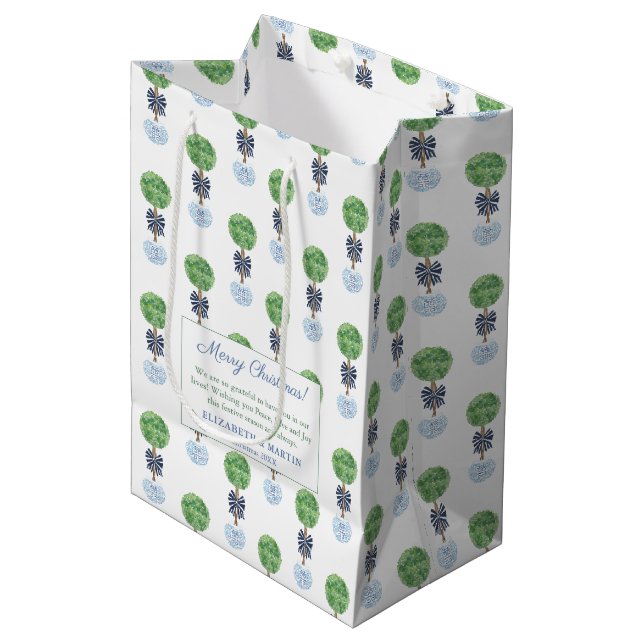Frohe Weihnachten Preppy Boxwood Topiary Blue Gree Mittlere Geschenktüte (Vorderseite Schrägansicht)