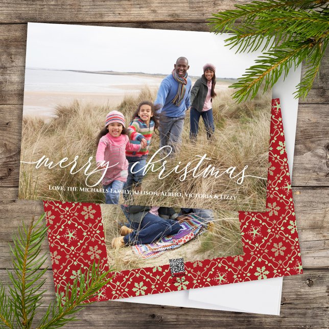 Frohe Weihnachten Red Green Snowflake Zwei Foto (Merry Christmas Calligraphy Script holiday photo card with elegant snowflake pattern)