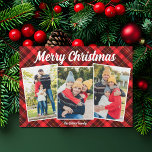 Frohe Weihnachten Red Kariert Tartan 3 Foto Magnet<br><div class="desc">Ein klassisches kariertes Tartan-Muster hinter Ihrer 3-Tage-vertikalen Familienkollage für eine festliche,  traditionelle Frohe Weihnachtspostkarte. Einfache und schöne Weihnachtspostkarten.</div>
