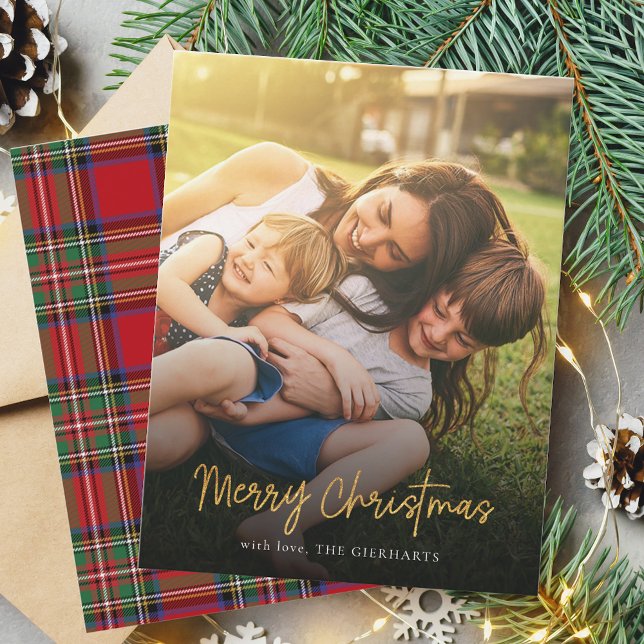 Frohe Weihnachten Red Stewart Tartan Family Foto Mitteilungskarte (Merry Christmas Family Photo Script Plaid Stewart Tartan Card)