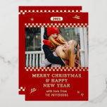 Frohe Weihnachten Retro Red Foto Personalisiert Folien Feiertagskarte<br><div class="desc">Frohe Weihnachts Retro Red Foto Personalisiert Familienname Moderne Foil Weihnachtskarten Weihnachtskarten Holiday Cards bietet ein Foto mit Ihrem Lieblingstext "Frohe Weihnachten & Glückliches Neues Jahr" in der modernen Folie Drehbuch Typografie. Ideal für Weihnachten,  um Freunde und Familie zu schicken. Designed by ©2024 Evco Studio www.zazzle.com/store/evcostudio</div>