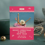 Frohe Weihnachten Retro Rosa Foto Personalisiert<br><div class="desc">Frohe Weihnachten Retro Rosa Foto Personalisiert Familienname Moderne Weihnachtskarten mit dem Text "Frohe Weihnachten & Glück Neues Jahr" in der modernen Schrift Typografie ein Foto, das Sie am liebsten finden. Ideal für Weihnachten, um Freunde und Familie zu schicken. FOTO TIPP: Zentrieren Sie Ihre Fotos vor dem Hochladen nach Zazzle. Designed...</div>