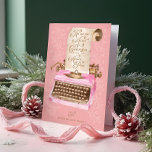 Frohe Weihnachten Retro Rosa Schreibmaschine Santa<br><div class="desc">Feiern Sie die Saison mit einer Touch Nostalgie durch diese bezaubernde Urlaubskarte. Mit unserer handbemalten Illustration präsentiert diese Karte unseren bezaubernden Vintagen rosa Schriftsteller, der mit einem Pergament geschmückt ist, das in klassischer Vintager Schrift die festliche Botschaft "Ho Ho Ho Frory Christmas from the North Pole" trägt. Die Außenarchitektur erinnert...</div>