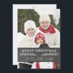 Frohe Weihnachten Rustikales Chalkboard Vintages F<br><div class="desc">Frohe Weihnachten individualisierbarer Name und Fotokarte in rustikalem Landchalkboard Muster mit Vintagen Details und handgeschriebenem Styletext. Fügen Sie Ihren eigenen Text zu dieser Karte,  um ein einzigartiges Weihnachtsfest Foto zu schaffen,  das diese Feriensaison für Freunde und Verwandte begrüßt.</div>