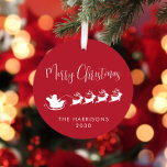 Frohe Weihnachten Santa Sleigh Foto Red Ornament Aus Metall<br><div class="desc">Vergnügen saisonale Weihnachtsbaumschmuck mit einer Silhouette von Rentieren,  die den Schlitten des Weihnachtsmannes durch die Luft fliegen und "Frohe Weihnachten" in einem stilvollen,  modernen Drehbuch und Ihrem Namen oder anderen Text unten. Fügen Sie ein Foto auf der Rückseite hinzu.</div>