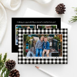 Frohe Weihnachten Schwarz-weiß Buffalo Kariertes F<br><div class="desc">Versenden Sie Ihre Urlaubstage mit unseren rustikalen, eleganten Fotoparten mit einem klassischen Karo in Schwarz/Weiß-Büffel/ kariertem Muster, das Ihr beliebtes, horizontales Weihnachtsgeschenk-Foto (3 x 5) vorne mit zwei zusätzlichen quadratischen Foto-Bereichen auf der Rückseite umrahmt. Personalisieren Sie den benutzerdefinierten Text auf der Vorder- und Rückseite mit einem "Frohen Weihnachten" oder anderen...</div>