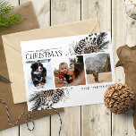 Frohe Weihnachten Schwarzer Winter Pinecone Botani<br><div class="desc">Mit der Botanischen Foto Urlaubskarte "Black Winter Pinecone Calligraphy" präsentieren wir Ihnen unsere frohe Weihnachts-Schwarze Winter Pinecone! Diese hübsche Karte zeigt drei Ihrer liebsten Fotos, perfekt arrangiert mit einer trendigen, lockeren Anordnung von botanischen Elementen wie Kiefern und Beeren. Die handgeschriebene Kalligrafie verleiht dem Gast eine Touch von Charme und Eleganz,...</div>