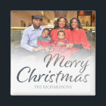 Frohe Weihnachten Silber Glitzer VOLL Foto & Name  Magnet<br><div class="desc">Richten Sie mit diesem niedlichen Frohen Weihnachtsmagneten Ihre Kühlschrank-Tür auf. Passen Sie mit Ihrem Foto und Namen an. Die frohe Weihnachten ist in einem Imitat silber Glitzer und aus weißem Hintergrund. Karo in unserer Weihnachtskollektion für mehr Farbtöne wie Glitzer, Gold, Rot, Weiß und Schwarz & Weiß. In dieser Version füllt...</div>