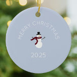 Frohe Weihnachten Snowman Keramik Ornament<br><div class="desc">Hier ist ein festlicher Weihnachtsschneemann zu sehen. Personalisieren Sie den Text einfach mit Ihrem Foto,  Namen,  Jahr oder einer beliebigen Nachricht.</div>