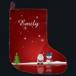 Frohe Weihnachten Snowman und Weihnachten Großer Weihnachtsstrumpf<br><div class="desc">Eine niedliche Weihnachtsabbild mit einem Schneemann, dem Weihnachtsmann, einem Weihnachtsbaum, Schnee und Sternen auf rotem Hintergrund.</div>