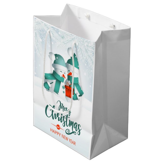 Frohe Weihnachten Snowmen Mittlere Geschenktasche Mittlere Geschenktüte (Vorderseite Schrägansicht)