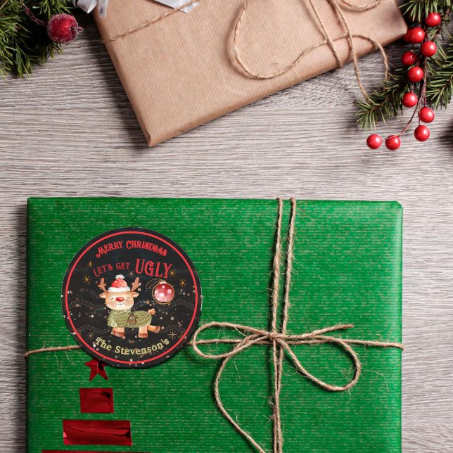 Frohe Weihnachten & Ugly Sweater Rentier Runder Aufkleber (Merry Christmas & Ugly Sweater Reindeer Classic Round Sticker)