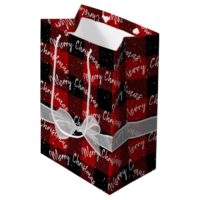 Frohe Weihnachten und Schneeflocken auf Kariert Mittlere Geschenktüte (Vorderseite Schrägansicht)