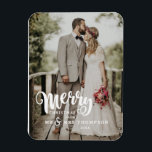 Frohe Weihnachten | Weihnachten im Foto Magnet<br><div class="desc">Dieser Weihnachtsmagnet ist ideal,  um Ihr Lieblings-Hochzeitsfest zu zeigen. Die Vorderseite hat volle Öffnung für Ihr Foto und das Wort "Merry" in einem fett weißen Skript-Schriftart mit Optionen,  um mit Ihrem Nachnamen und Jahr personalisieren.</div>