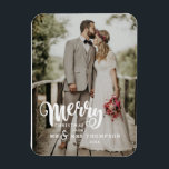 Frohe Weihnachten | Weihnachten im Foto Magnet<br><div class="desc">Dieser Weihnachtsmagnet ist ideal,  um Ihr Lieblings-Hochzeitsfest zu zeigen. Die Vorderseite hat volle Öffnung für Ihr Foto und das Wort "Merry" in einem fett weißen Skript-Schriftart mit Optionen,  um mit Ihrem Nachnamen und Jahr personalisieren.</div>