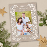 Frohe Weihnachten Weißer Winter Grün Foto<br><div class="desc">Eine vertikale Weihnachtskarte mit einem eleganten,  weißen Rahmen für den Winterurlaub auf hellbraunem Hintergrund.</div>