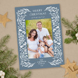 Frohe Weihnachten Weißer Winter Grün Foto<br><div class="desc">Eine vertikale Weihnachtskarte aus dem Foto,  die auf einem dunkelblauen Hintergrund eine elegante,  weiße Winterurlaubslandschaft zeigt.</div>