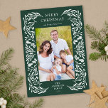 Frohe Weihnachten Weißer Winter Grün Foto<br><div class="desc">Eine vertikale Weihnachtsgrüßkarte aus dem Foto mit einem eleganten Rahmen aus weißem Wintergrün auf dunkelgrünem Hintergrund.</div>