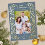 Frohe Weihnachten Winter Grün Foto Gold Folien Feiertagskarte<br><div class="desc">Diese senkrechte Weihnachtskarte weist eine elegante goldgeflochtene wintergrüne Grenze auf einem dunkelstaubblauen Hintergrund auf.</div>