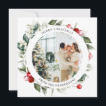Frohe Weihnachts Berry Wreath Foto Urlaubskarte Feiertagskarte<br><div class="desc">Die moderne Weihnachtskarte des Fotos bietet Ruhe,  Liebe und Freude mit Foto und botanischen Beeren und Blätter.</div>