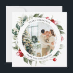 Frohe Weihnachts Berry Wreath Foto Urlaubskarte Feiertagskarte<br><div class="desc">Die moderne Weihnachtskarte des Fotos bietet Ruhe,  Liebe und Freude mit Foto und botanischen Beeren und Blätter.</div>