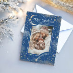 Frohe Weihnachts Blue Foto Feiertagskarte<br><div class="desc">Feiern Sie Weihnachten mit einer Karte, die wirklich aus dieser Welt ist! Dieses himmlische Design besticht durch eine marineblau-goldgelbe Nachtkulisse, die die Bühne für das Foto Ihrer Familie wunderschön Set. Die Karte strahlt mit ihren reichen, lebendigen Bildern den Zauber und die Freude der Ferienzeit aus, als ob jedes Detail eine...</div>