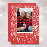 Frohe Weihnachts Botanicals Foto Red Feiertagskarte<br><div class="desc">Weiße Blätter und Punkte auf einem roten Hintergrund (oder jede Farbe,  die Ihrem Foto entspricht) betonen Ihr Lieblingsstift mit Ihren Namen und Gruß in schicken Buchstaben am unteren Rand. Wählen Sie Matte für schwerstes Papier und High Definition für beste Druckqualität.</div>