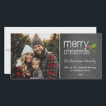 Frohe Weihnachts-Chalkboard Holiday Foto-Karte Feiertagskarte<br><div class="desc">Passen Sie dies mit 1 horizontalen Foto,  dem Jahr,  Familienname und einer persönlichen Nachricht an. Niedliche,  heilige Beeren und eine kalkige Oberfläche machen dies zu einem trendigen und modernen Gruß.</div>