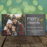 Frohe Weihnachts-Chalkboard Holiday Foto-Karte Feiertagskarte<br><div class="desc">Passen Sie dies mit 1 horizontalen Foto,  dem Jahr,  Familienname und einer persönlichen Nachricht an. Niedliche,  heilige Beeren und eine kalkige Oberfläche machen dies zu einem trendigen und modernen Gruß.</div>