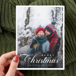 Frohe Weihnachts-Couple-Foto Moderne Schrift Postkarte<br><div class="desc">Die Merry Christmas Couple Foto Modern Script Postcard präsentiert wunderschön das Foto Ihres Lieblingspärchens mit einem eleganten und eleganten Drehbuch, das Ihren Urlaubssegatten eine persönliche und herzliche Touch verleiht. Das moderne und dennoch einfache Design vereint die Freude an der Saison perfekt und ist vollständig anpassbar, um Ihren Stil zu reflektieren...</div>