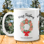 Frohe Weihnachts Custom Cookies Wreath Kaffeetasse<br><div class="desc">Diese Weihnachtsfeier ist mit einem Aquarellkranz aus Keksen,  Heiligen und einem roten Band dekoriert,  und es heißt frohe Weihnachten. Einfach anpassbar. Original Wasserfarbe © Michele Davies.</div>