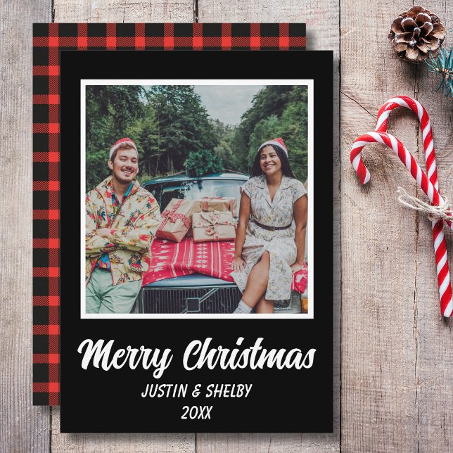 Frohe Weihnachts Custom Foto Feiertagskarte (Merry Christmas Holiday Photo Card in Red and Black Plaid with Custom Name & Year.)