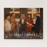 Frohe Weihnachts Familie Foto Gedenken<br><div class="desc">Erstellen Sie Ihr eigenes Weihnachtspuzzle mit einem eleganten Kalligrafieschrift "Frohe Weihnachten", einem unvergesslichen Foto und Ihrem Namen mit dem Jahr. Dieses Design ist mit winterlichen Imitaten goldene Glitzer-Schneeflocken und festliche weiße Punkte, um eine winterliche Atmosphäre.</div>