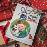 Frohe Weihnachts-Foto Bauble Einzigartiger Vintage Feiertagskarte<br><div class="desc">Gebt ihnen ein frohes Weihnachtsfest mit Vintagen Weihnachtskarten. Legen Sie Ihr Lieblings-Foto in diese niedliche Weihnachtsschmuckkarte und fügen Sie Ihren Namen und das Jahr. Das Foto wird im bezaubernden Baum aufgehängt, mit einem kleinen Rot-Kardinal auf einem Ast und einem sauberen, leicht lesbaren Schriftart. Ein koordinierendes Geschenkmuster auf der Rückseite zieht...</div>