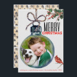 Frohe Weihnachts-Foto Bauble Einzigartiger Vintage Feiertagskarte<br><div class="desc">Gebt ihnen ein frohes Weihnachtsfest mit Vintagen Weihnachtskarten. Legen Sie Ihr Lieblings-Foto in diese niedliche Weihnachtsschmuckkarte und fügen Sie Ihren Namen und das Jahr. Das Foto wird im bezaubernden Baum aufgehängt, mit einem kleinen Rot-Kardinal auf einem Ast und einem sauberen, leicht lesbaren Schriftart. Ein koordinierendes Geschenkmuster auf der Rückseite zieht...</div>
