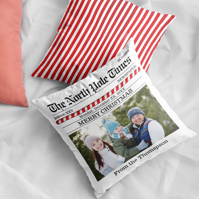 Frohe Weihnachts-Foto Personalisierte Zeitung Kissen (Christmas cute whimsical newspaper print photo throw pillow.)